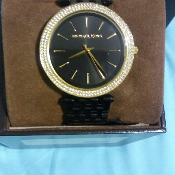 Mk watch only worn 3 times - Picture 1 of 4